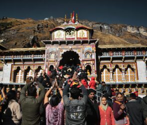 people at shree badrinath temple in india