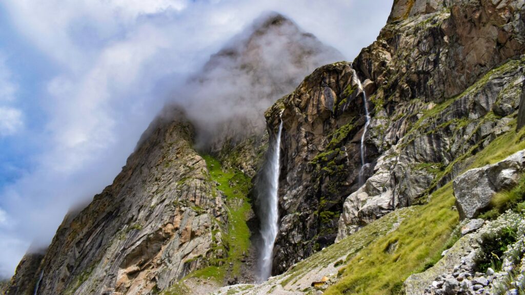 Vasudhara Falls Uttarakhand – Scenic Himalayan Waterfall