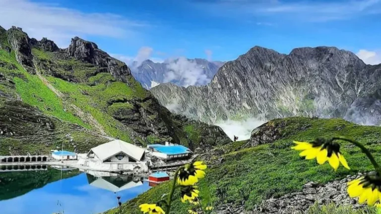 Hemkund Sahib Uttarakhand: Trek, History & Travel Guide