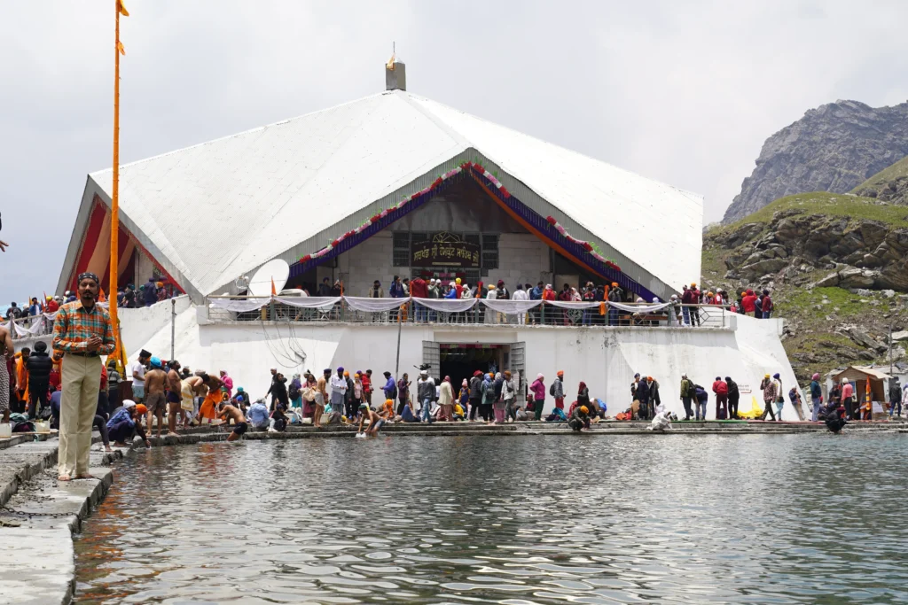 Hemkund Lake